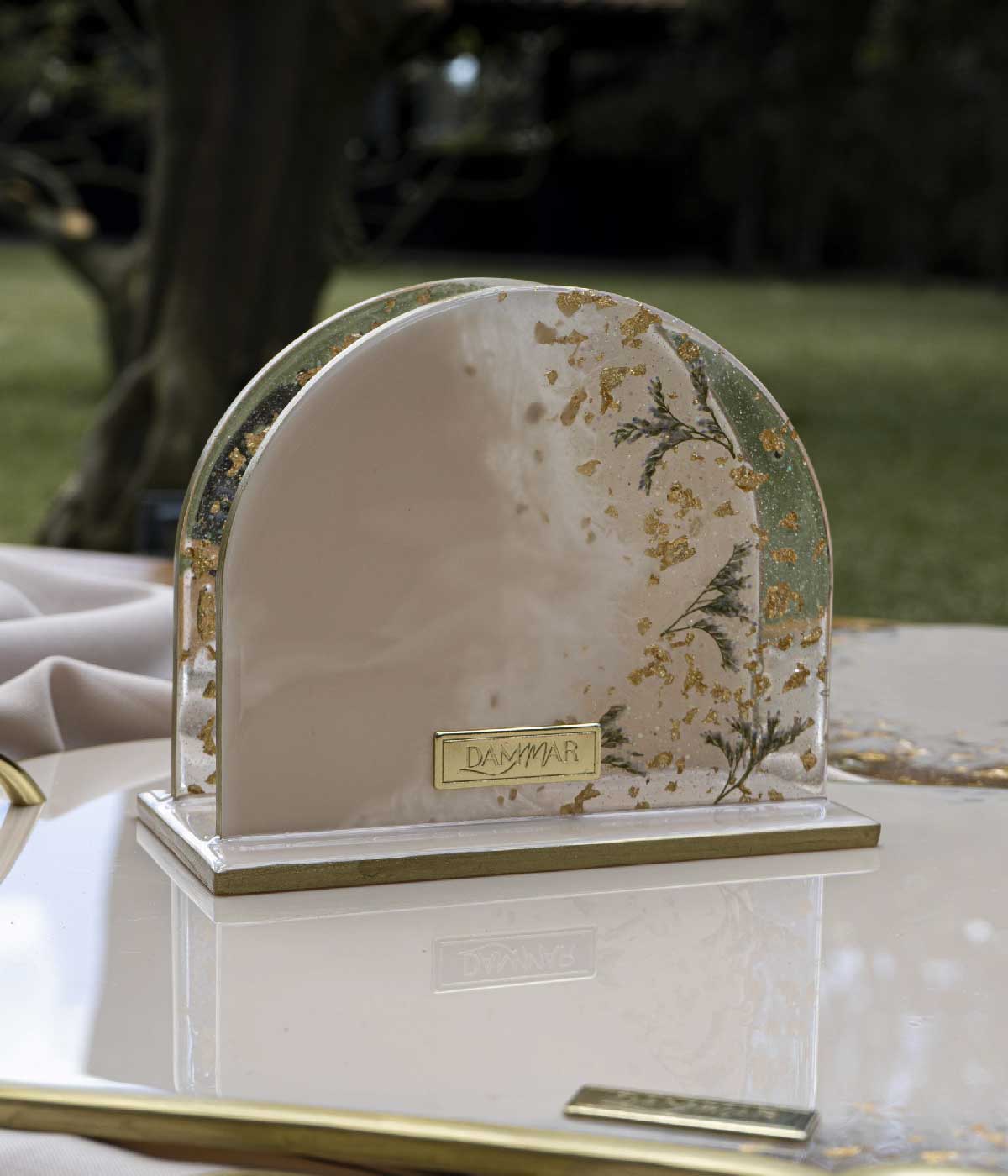Servilletero Malva Gold Spring Beige en resina, hecho a mano por Dammar