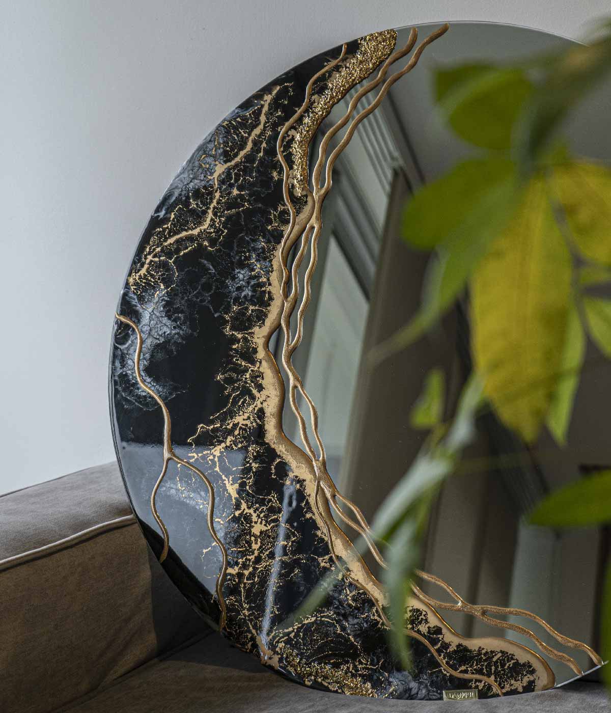 Espejo redondo Greta Black Gold and Silver, hecho a mano por Dammar