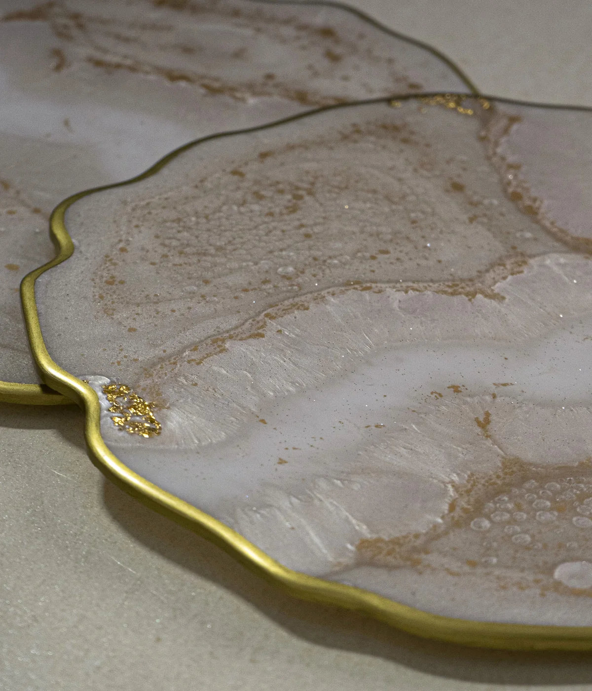 Individuales Frosten Gold en resina, hechos a mano por Dammar