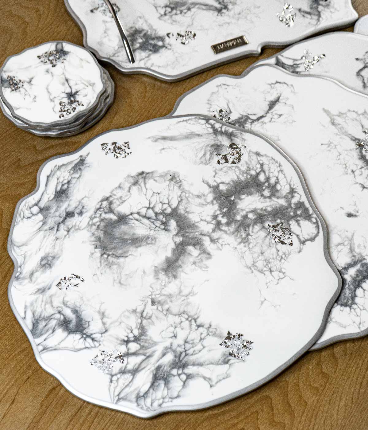 Individuales Greta White Silver en resina, hechos a mano por Dammar