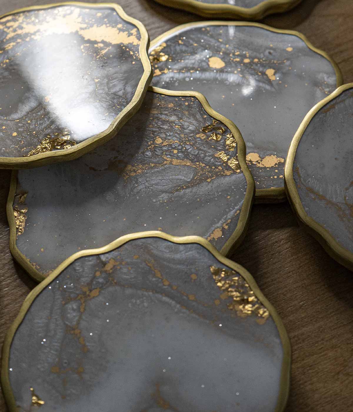 Portavasos Frosten Gold en resina, hechos a mano por Dammar