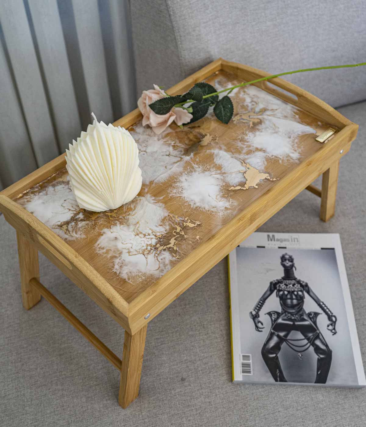 Mesa de cama Praga Nácar en resina, hecha a mano por Dammar