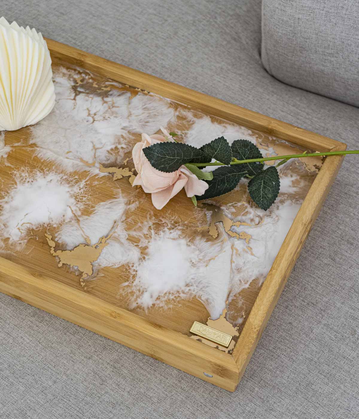 Mesa de cama Praga Nácar en resina, hecha a mano por Dammar