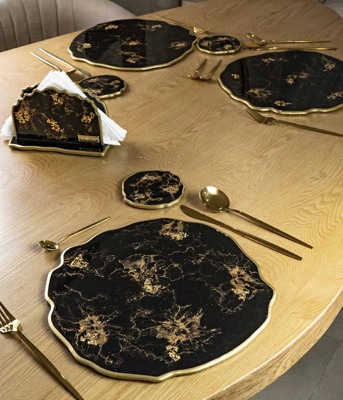 Individuales Greta Black Gold en resina, hechos a mano por Dammar