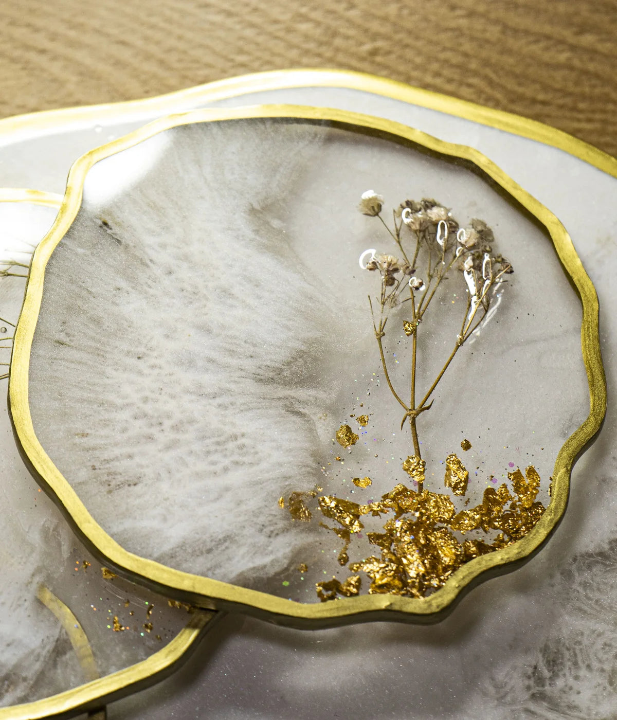 Portavasos White Blossom Gold en resina, hechos a mano por Dammar