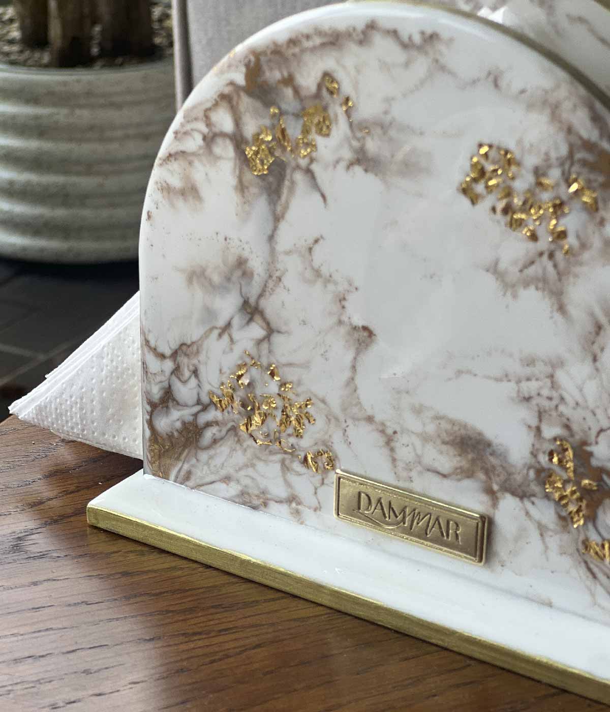 Servilletero Malva Greta White Gold en resina, hecho a mano por Dammar