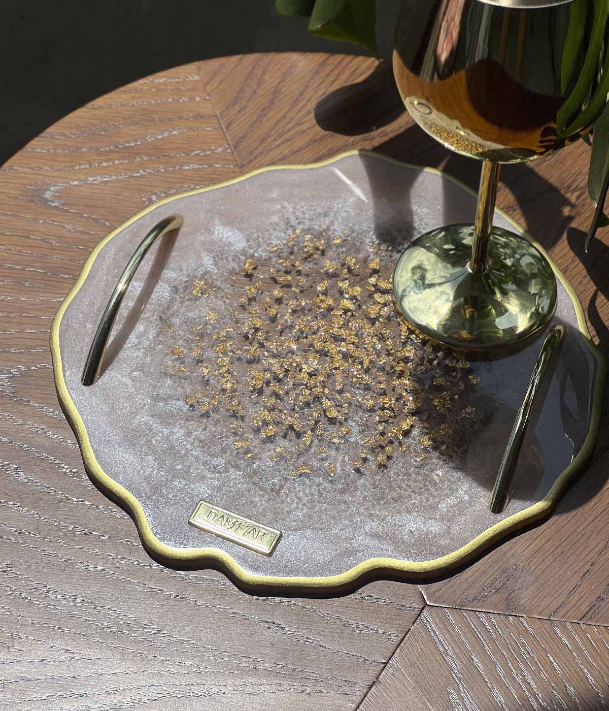 Bandeja Deluxe Champagne Gold en resina, hecha a mano por Dammar