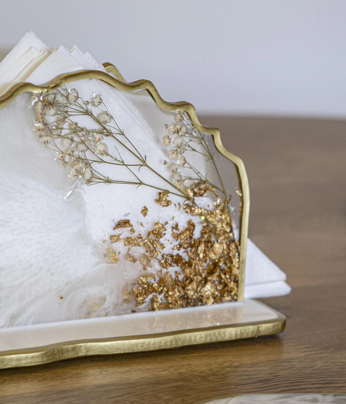 Servilletero Victoria White Blossom Gold en resina, hecho a mano por Dammar