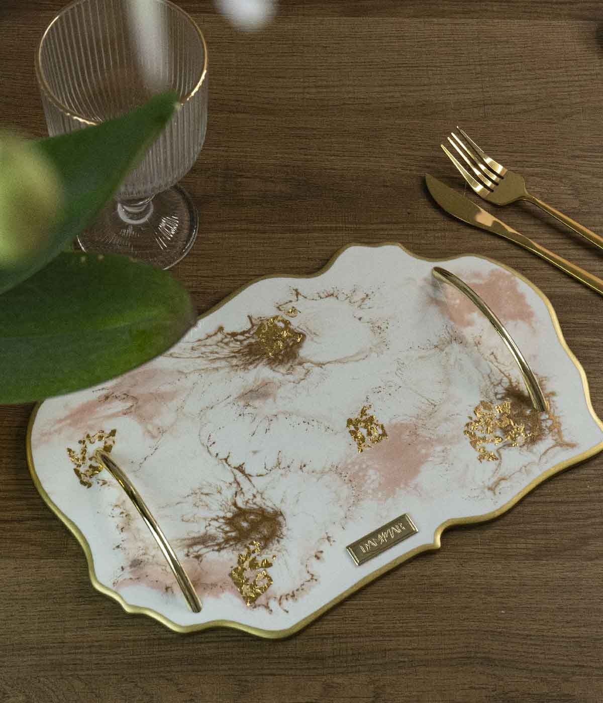 Bandeja Marsella Greta White Rosa Gold en resina, hecha a mano por Dammar