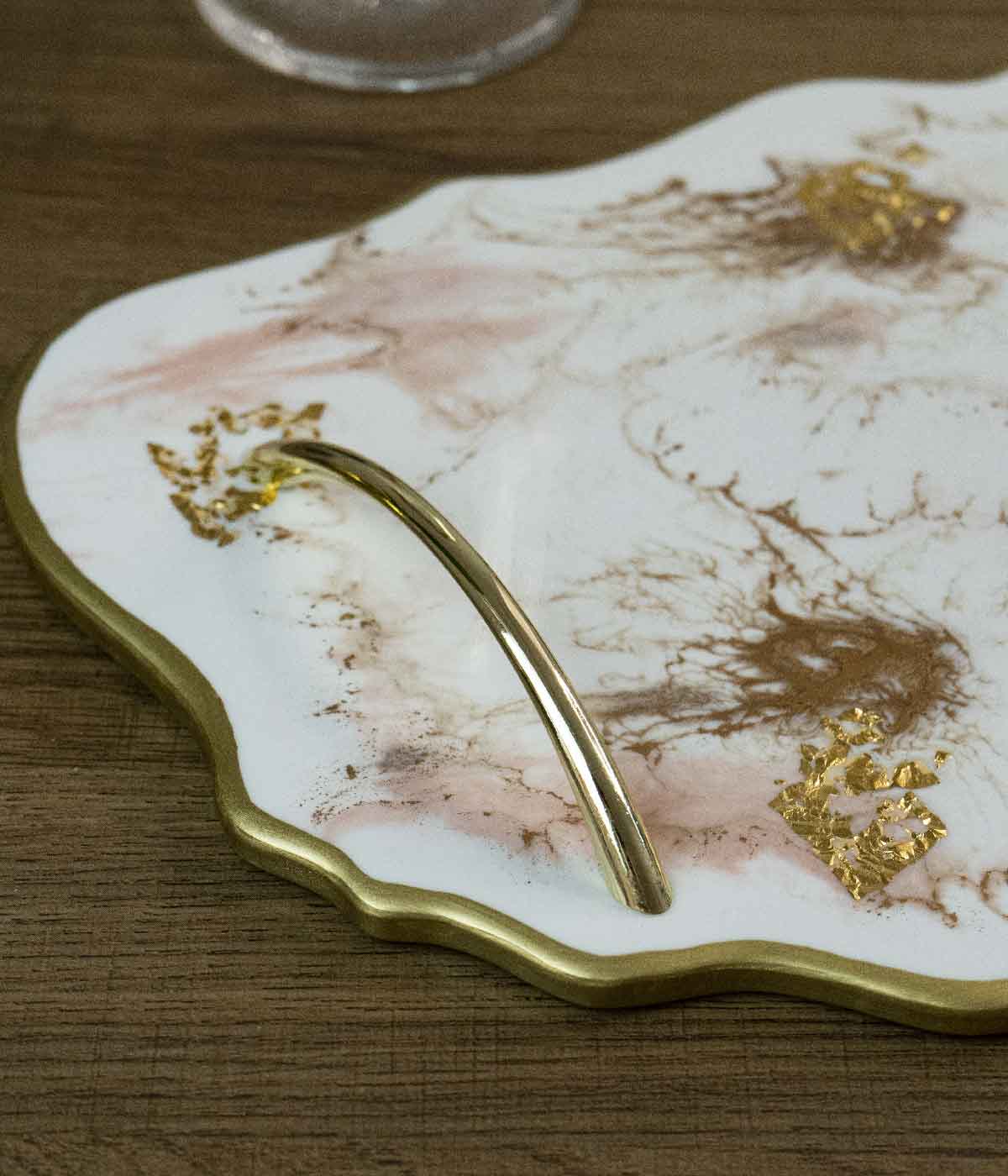Bandeja Marsella Greta White Rosa Gold en resina, hecha a mano por Dammar