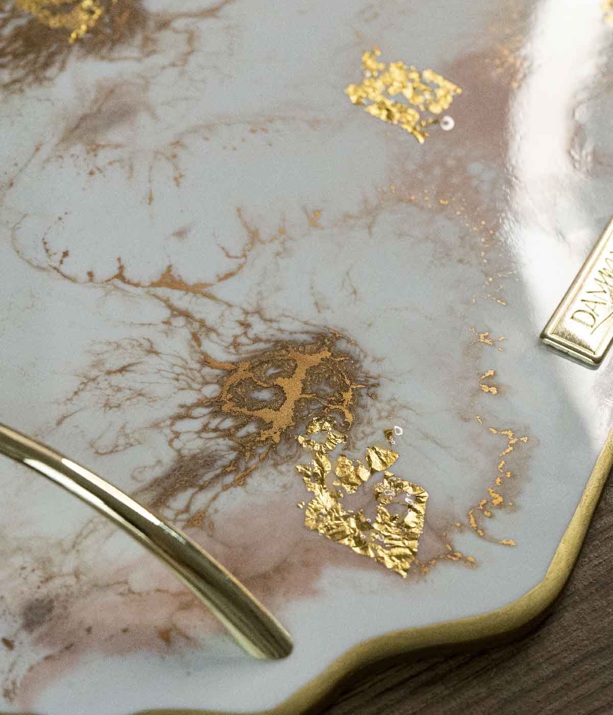 Bandeja Marsella Greta White Rosa Gold en resina, hecha a mano por Dammar