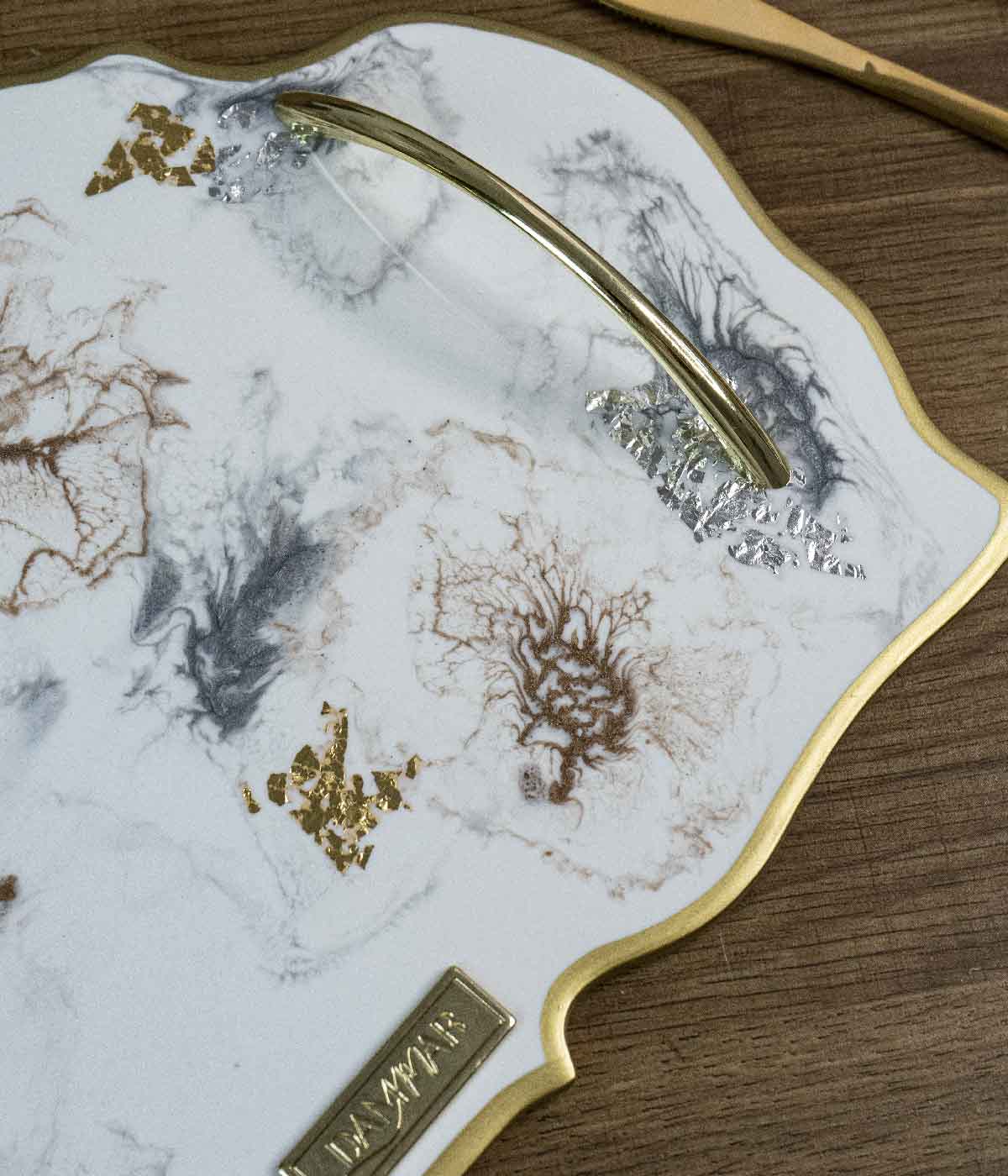 Bandeja Marsella Greta White Gold and Silver en resina, hecha a mano por Dammar
