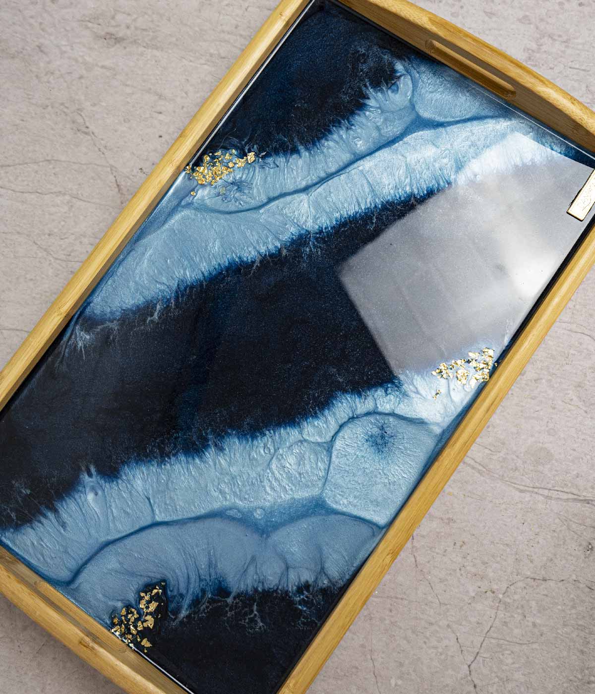 Mesa de cama Fuji Azul en resina, hecha a mano por Dammar