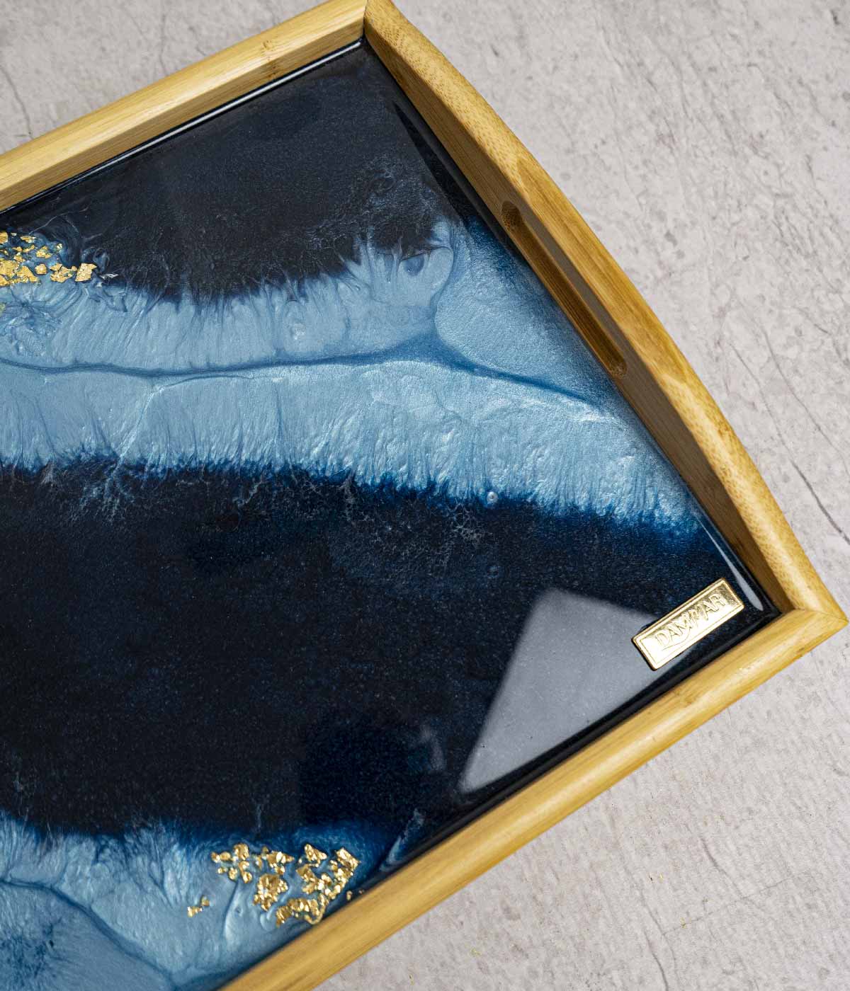 Mesa de cama Fuji Azul en resina, hecha a mano por Dammar