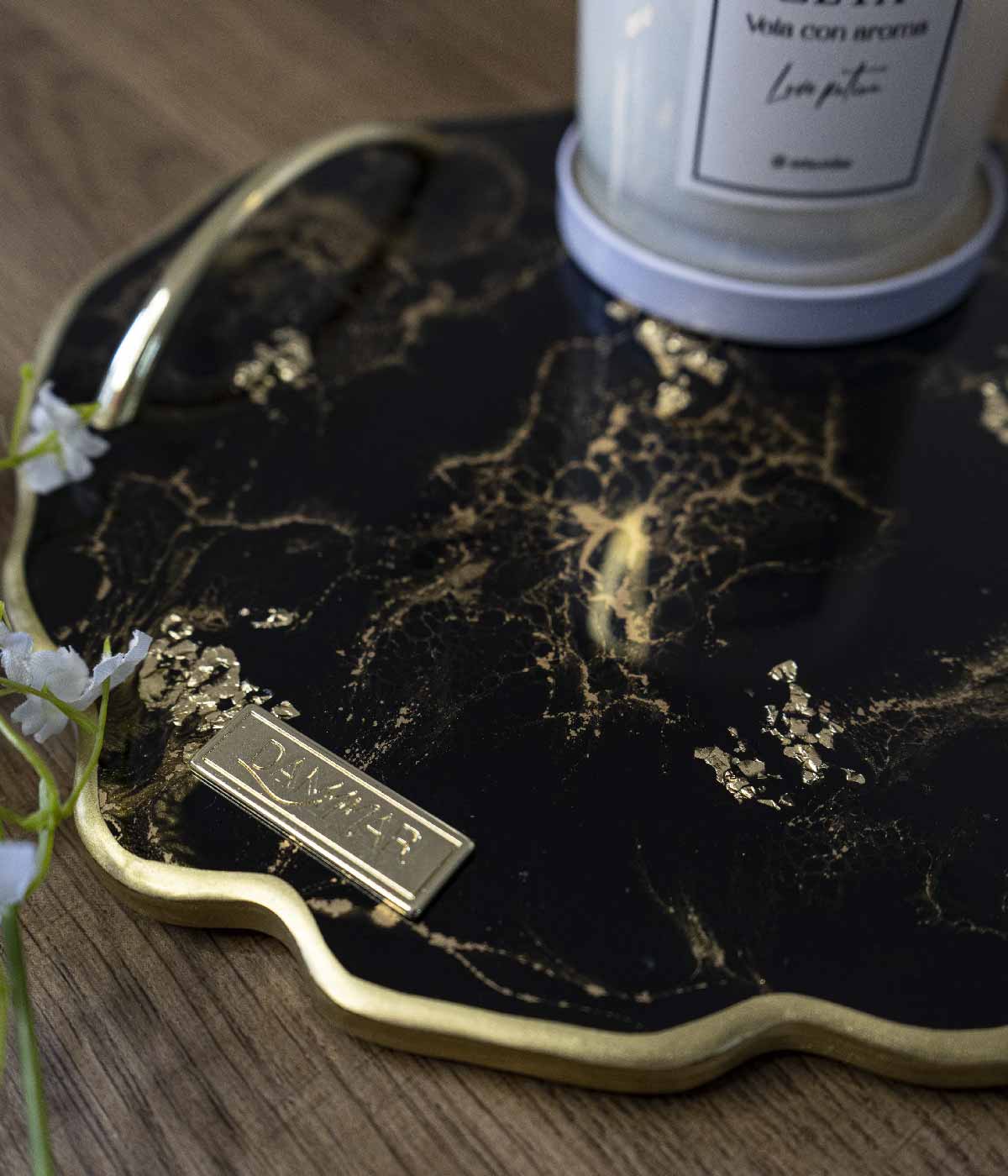 Bandeja Deluxe Greta Black Gold en resina, hecha a mano por Dammar