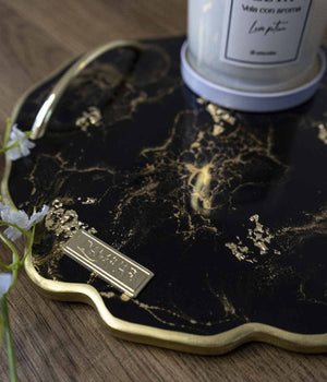 Bandeja Deluxe Greta Black Gold en resina, hecha a mano por Dammar