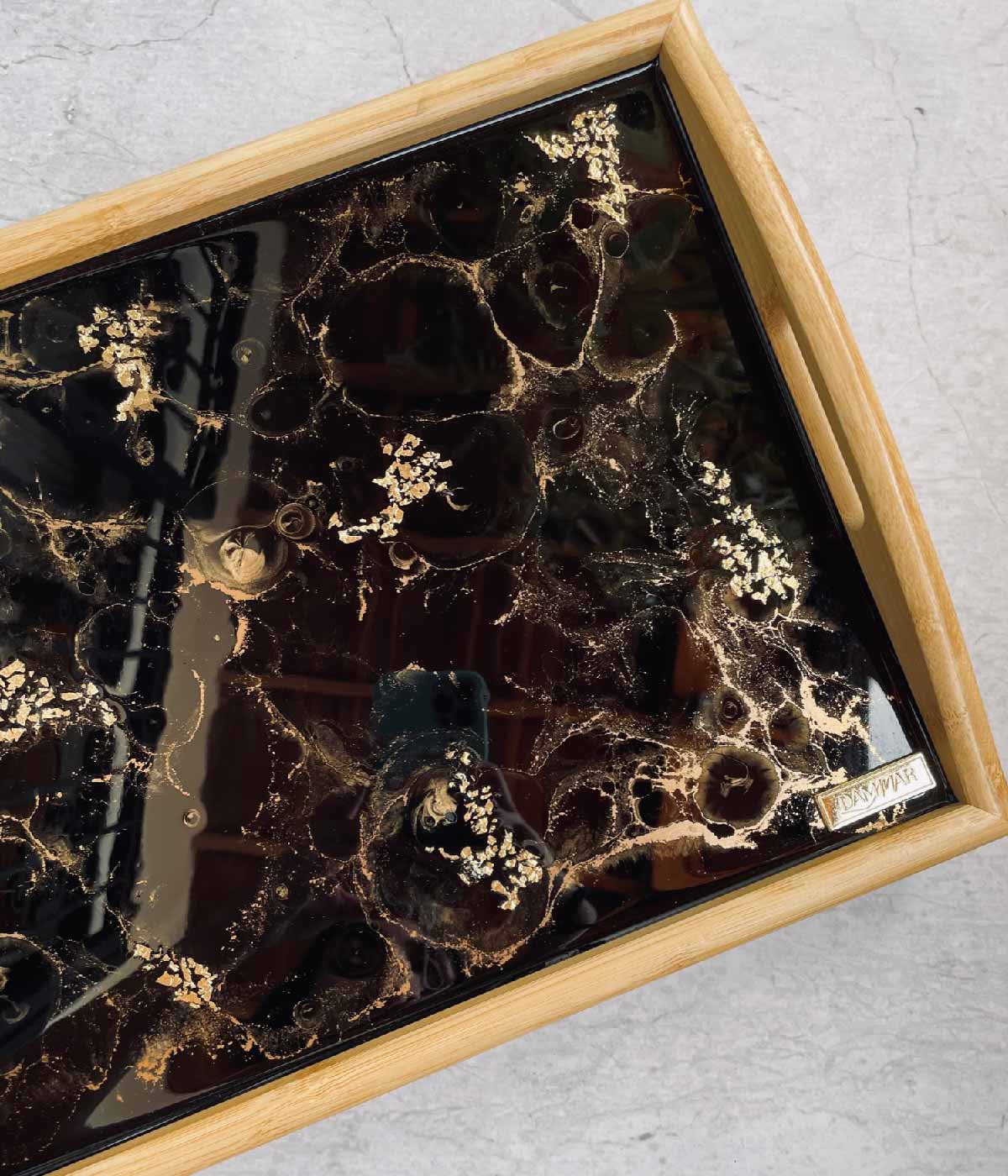 Mesa de cama Greta Black Gold en resina, hecha a mano por Dammar