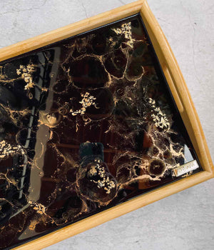 Mesa de cama Greta Black Gold en resina, hecha a mano por Dammar