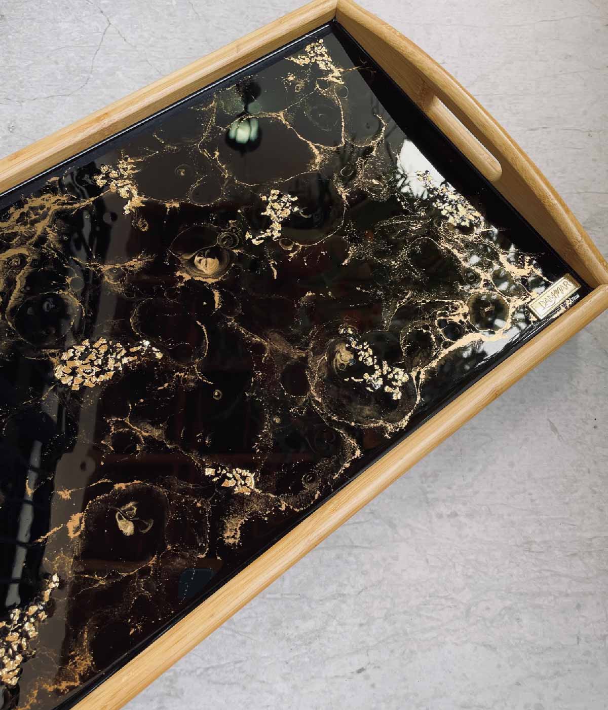 Mesa de cama Greta Black Gold en resina, hecha a mano por Dammar