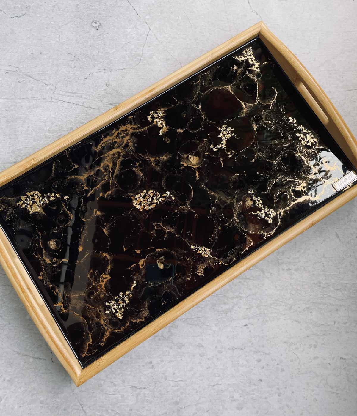 Mesa de cama Greta Black Gold en resina, hecha a mano por Dammar