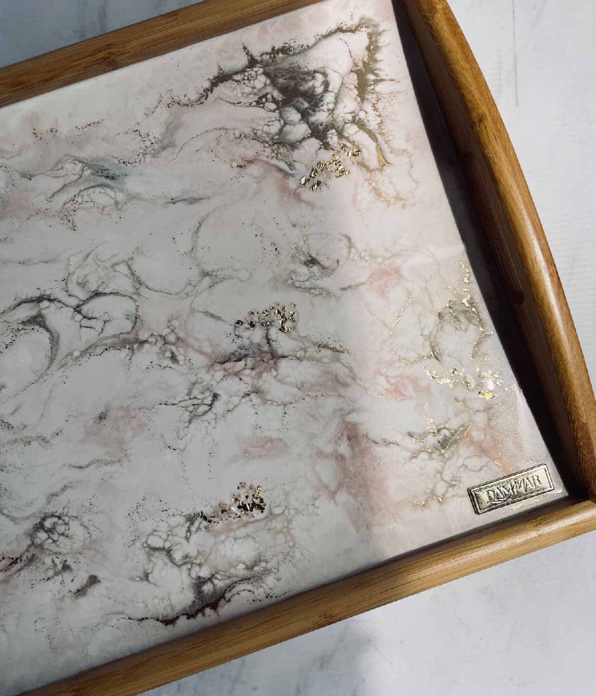 Mesa de cama Greta White Rosa Gold en resina, hecha a mano por Dammar