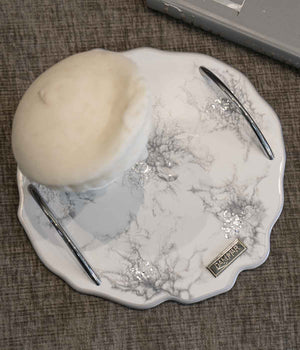 Bandeja Deluxe Greta White Silver en resina, hecha a mano por Dammar