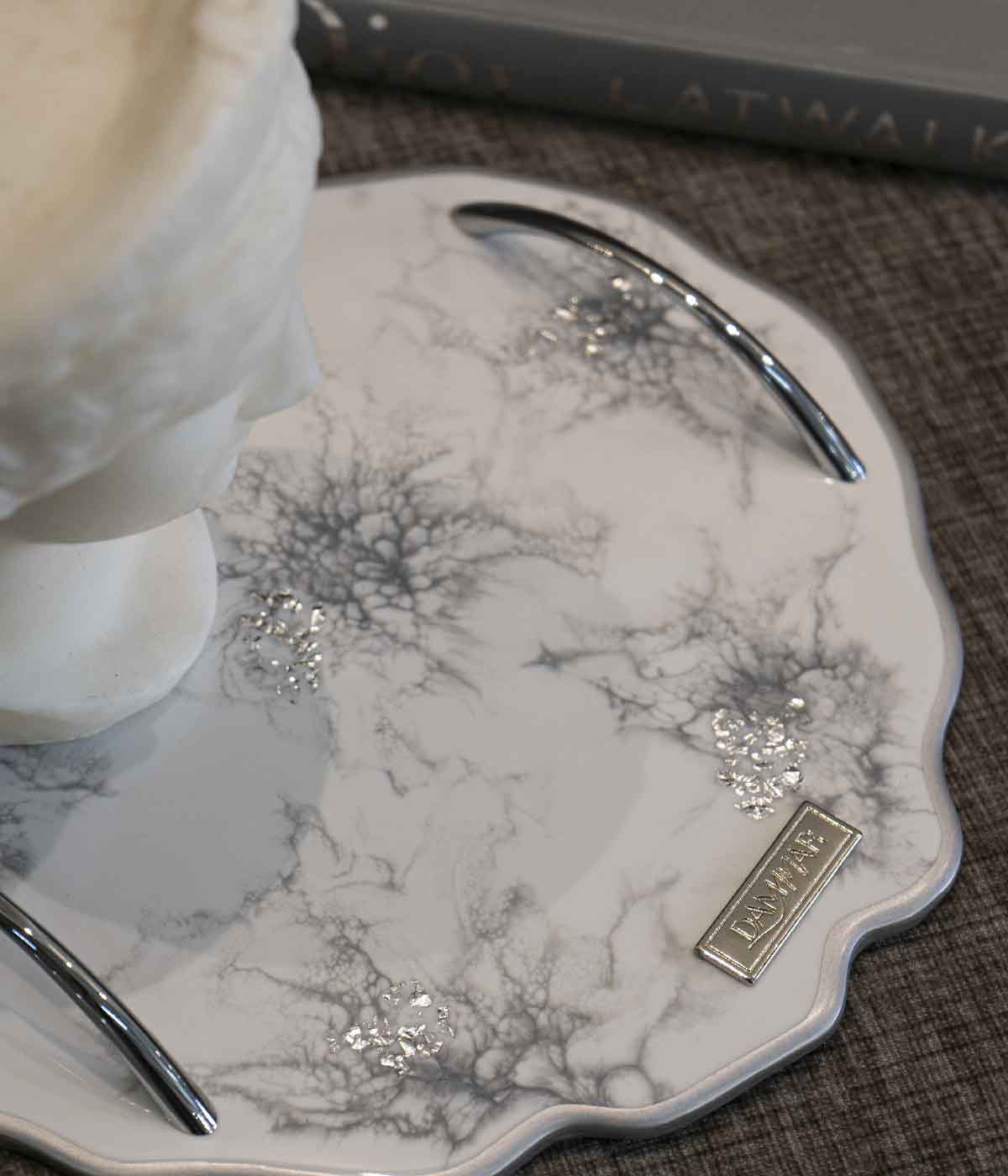 Bandeja Deluxe Greta White Silver en resina, hecha a mano por Dammar