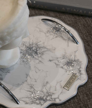 Bandeja Deluxe Greta White Silver en resina, hecha a mano por Dammar