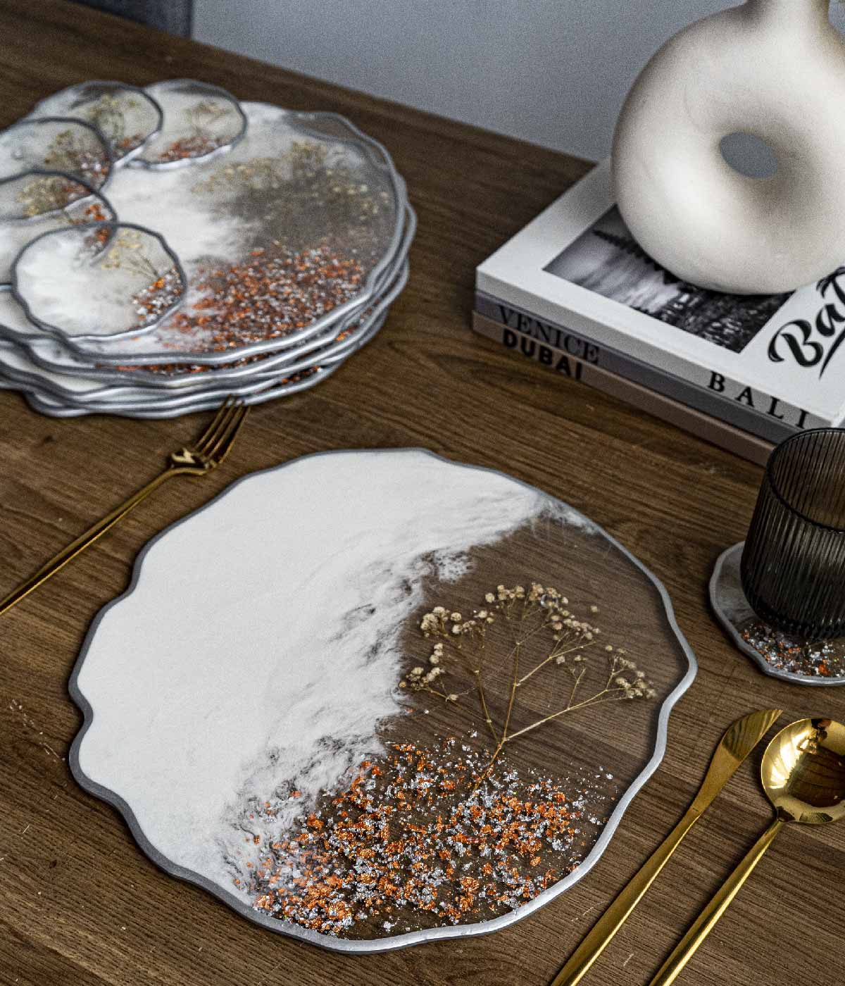 Individuales Blossom White Rose Silver en resina, hechos a mano por Dammar