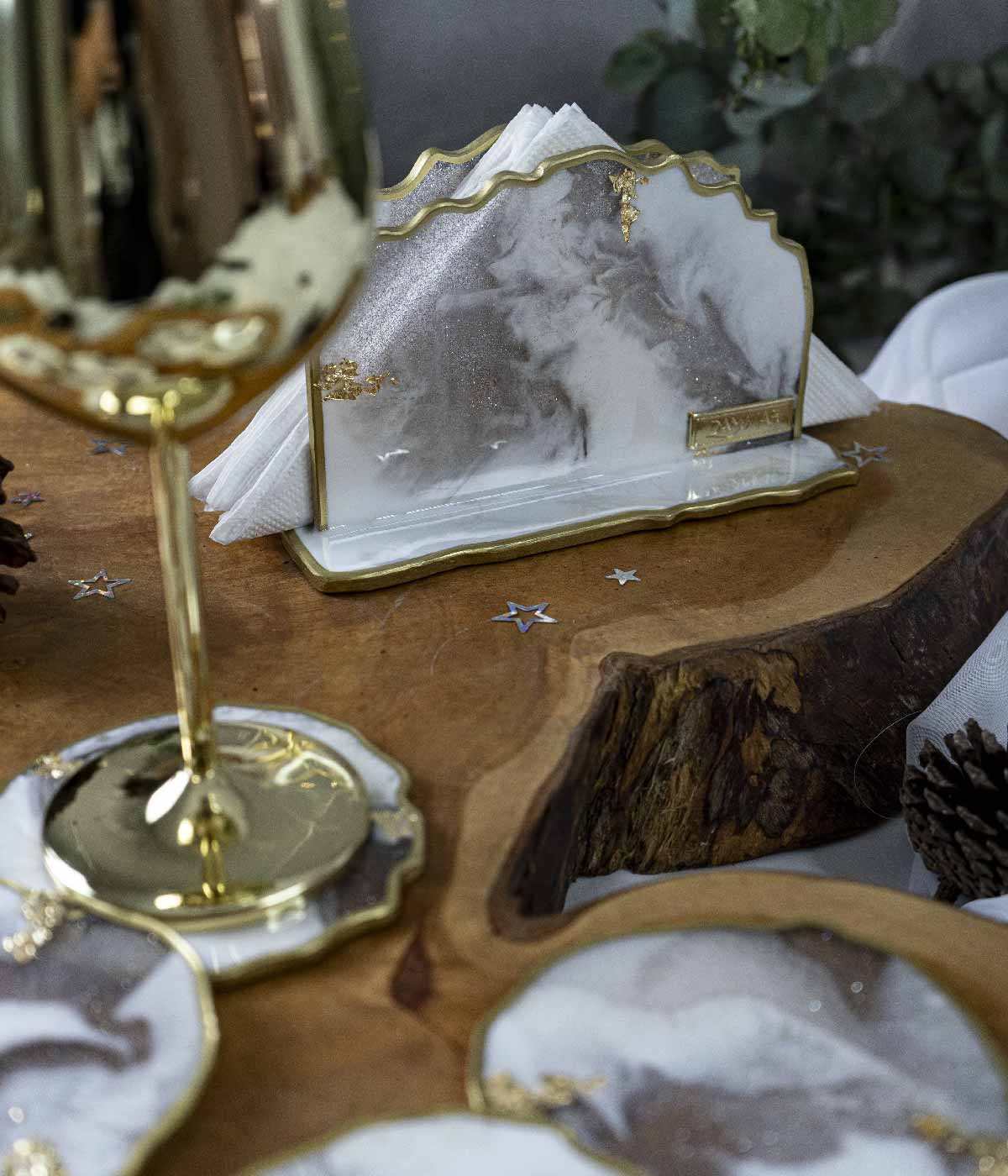 Servilletero Victoria Noël Gold en resina, hecho a mano por Dammar
