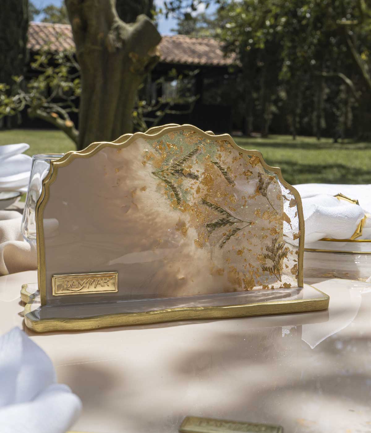 Servilletero Victoria Gold Spring Beige en resina, hecho a mano por Dammar