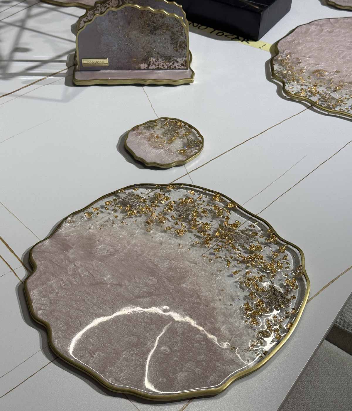 Individuales Gold Spring Champagne en resina, hechos a mano por Dammar