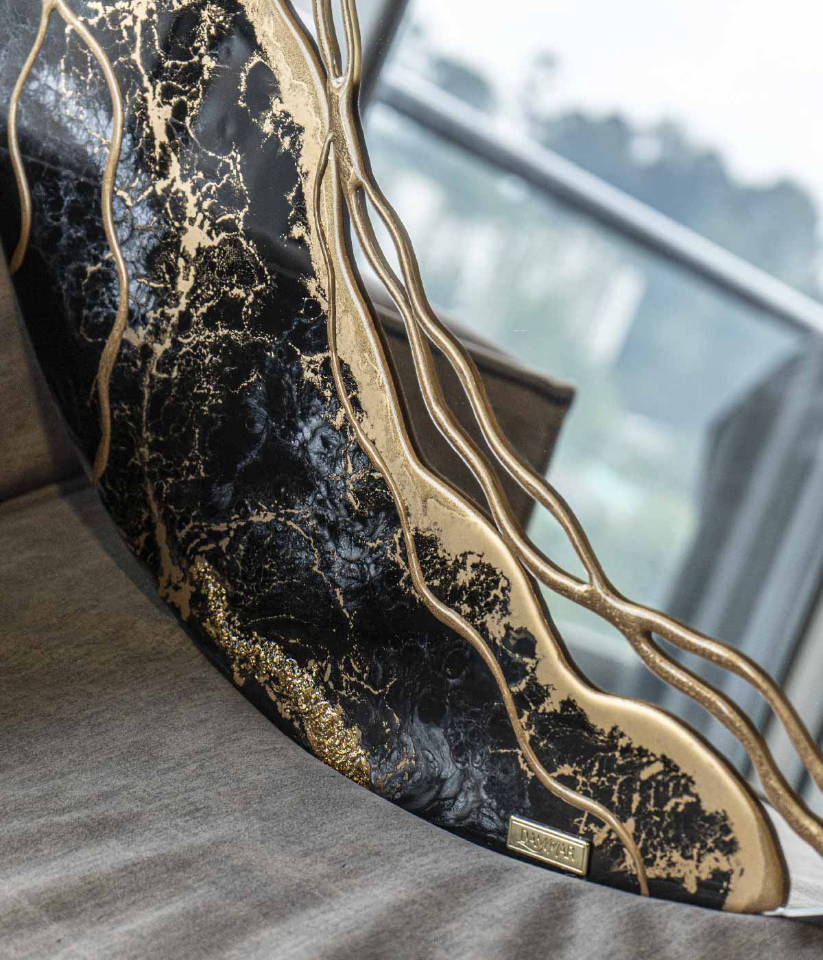 Espejo redondo Greta Black Gold and Silver, hecho a mano por Dammar