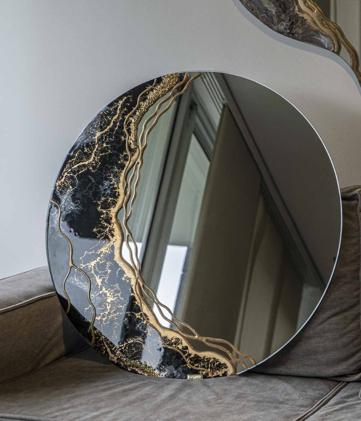 Espejo redondo Greta Black Gold and Silver, hecho a mano por Dammar