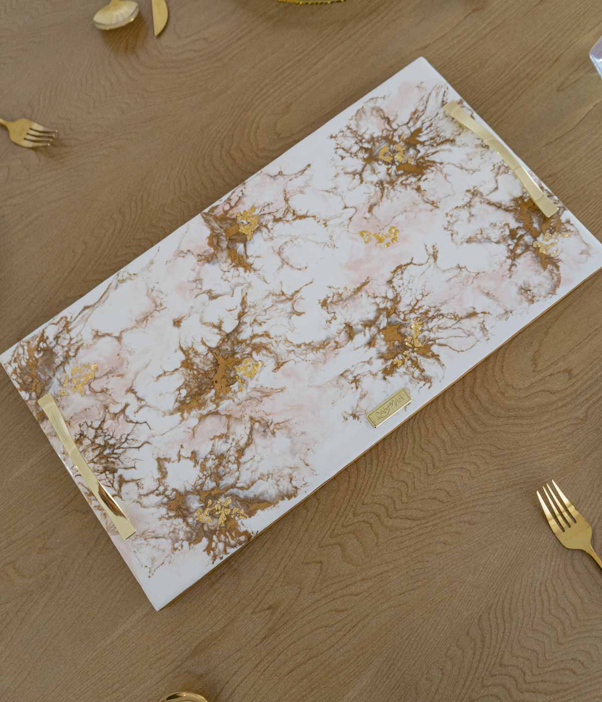 Bandeja Río Greta White Rosa Gold en resina, hecha a mano por Dammar