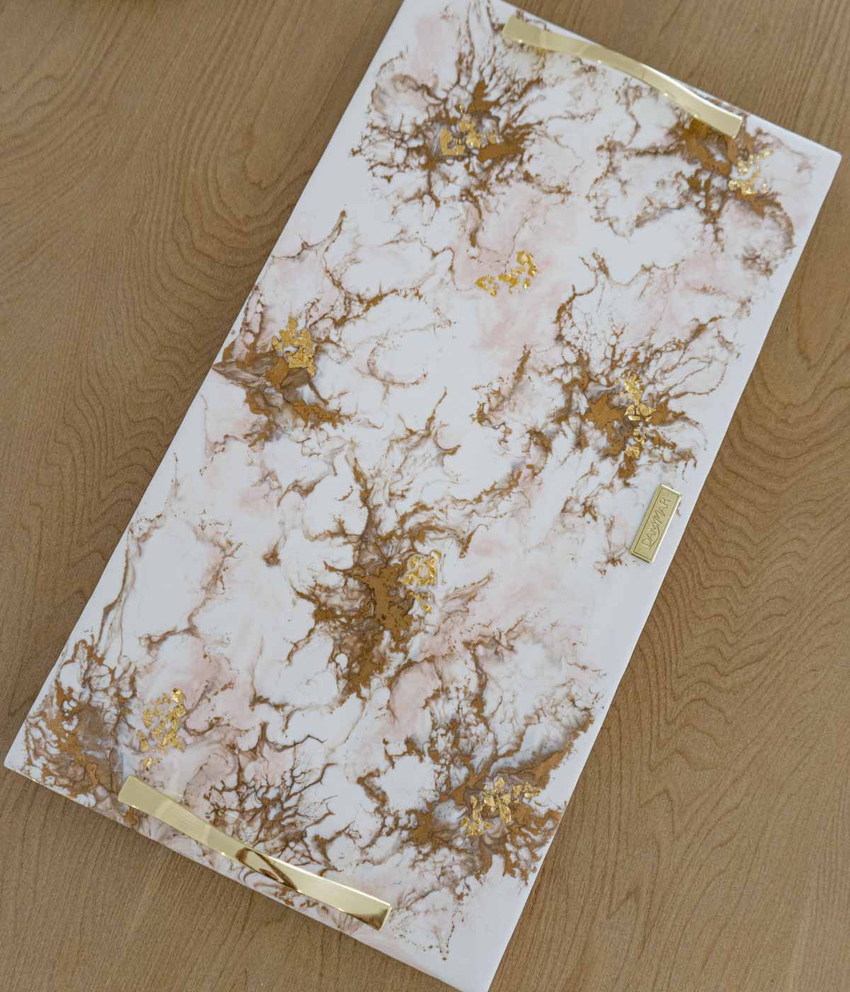 Bandeja Río Greta White Rosa Gold en resina, hecha a mano por Dammar