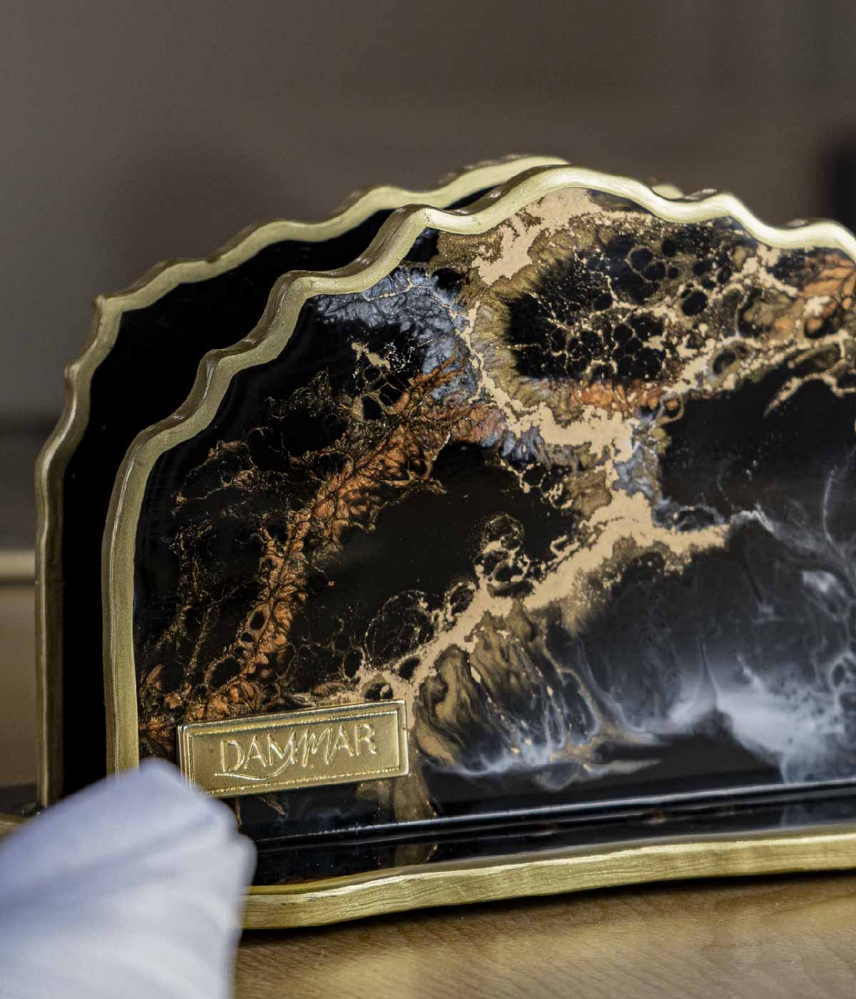Servilletero Victoria Volcanik en resina, hecho a mano por Dammar