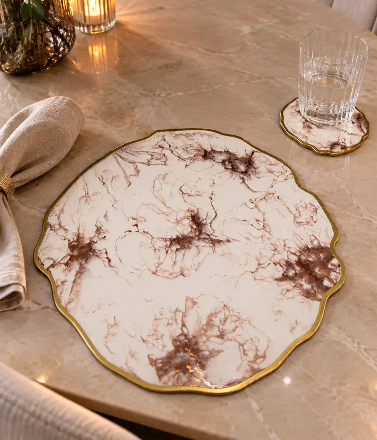 Set de individuales y portavasos Greta White Gold en resina, hechos a mano por Dammar