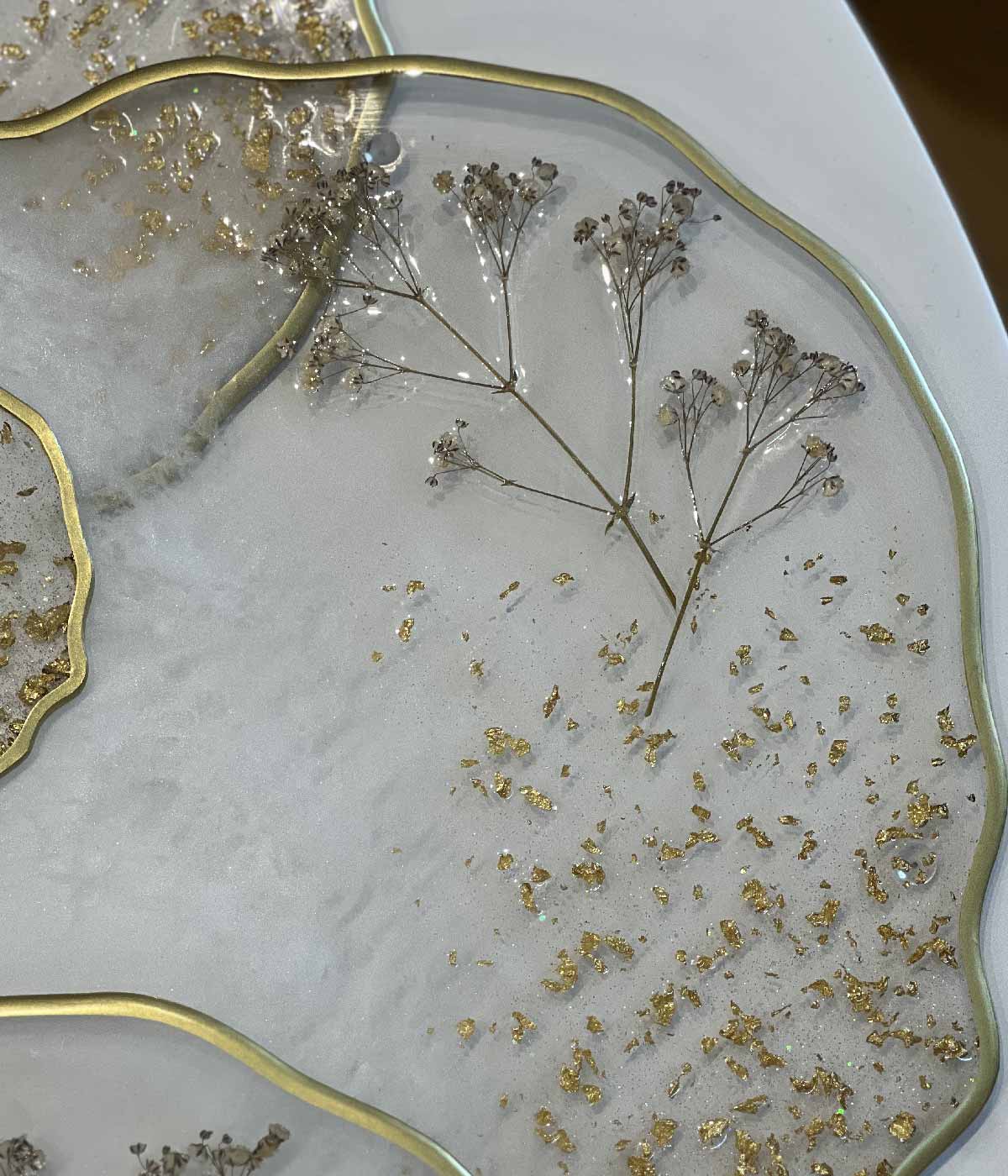 
                  
                    Set de mesa irregula White Blossom Gold
                  
                