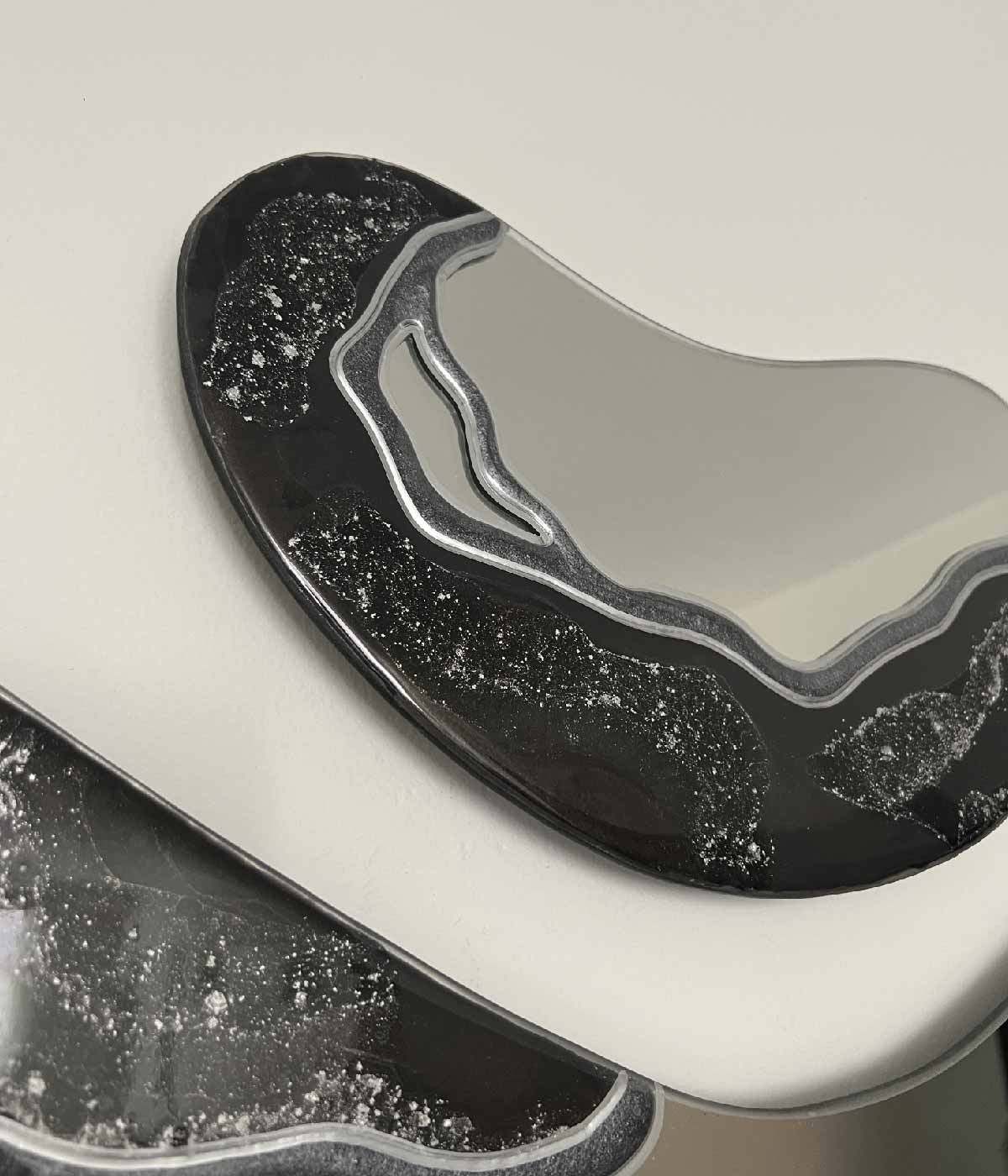 Espejo Melted Black and Silver, hecho a mano por Dammar