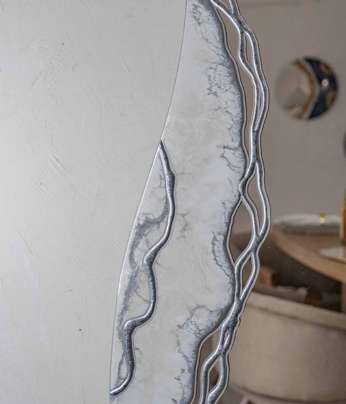 Espejo Afrodita Curvo Greta White Silver, hecho a mano por Dammar