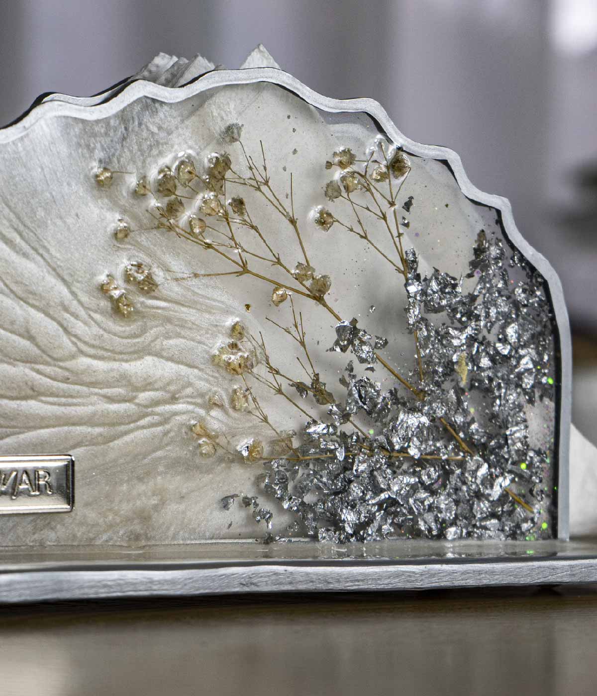 Servilletero Victoria Nácar Blossom Silver en resina, hecho a mano por Dammar