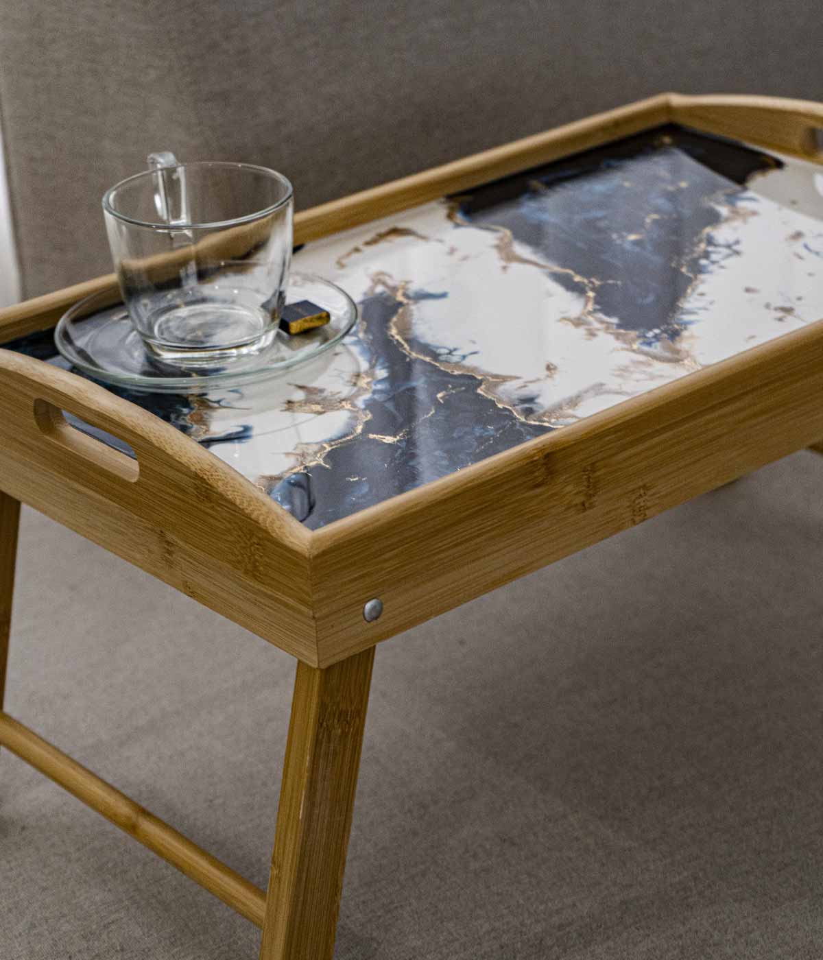 Mesa de cama Misuri en resina, hecha a mano por Dammar