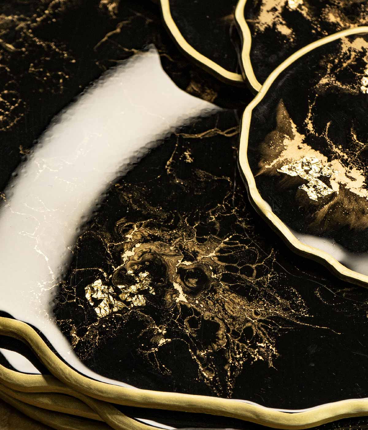 Individuales Greta Black Gold en resina, hechos a mano por Dammar