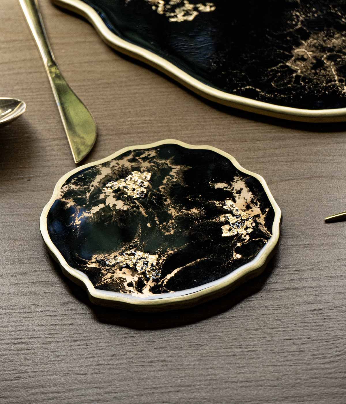 Portavasos Greta Black Gold en resina, hechos a mano por Dammar