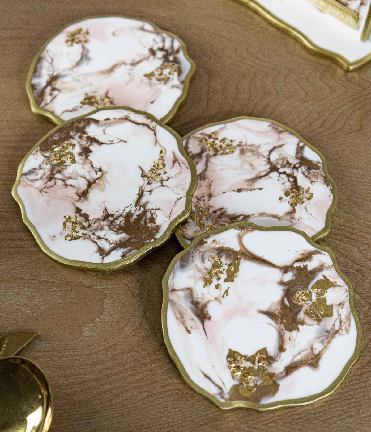 Portavasos Greta White Rosa Gold en resina, hechos a mano por Dammar
