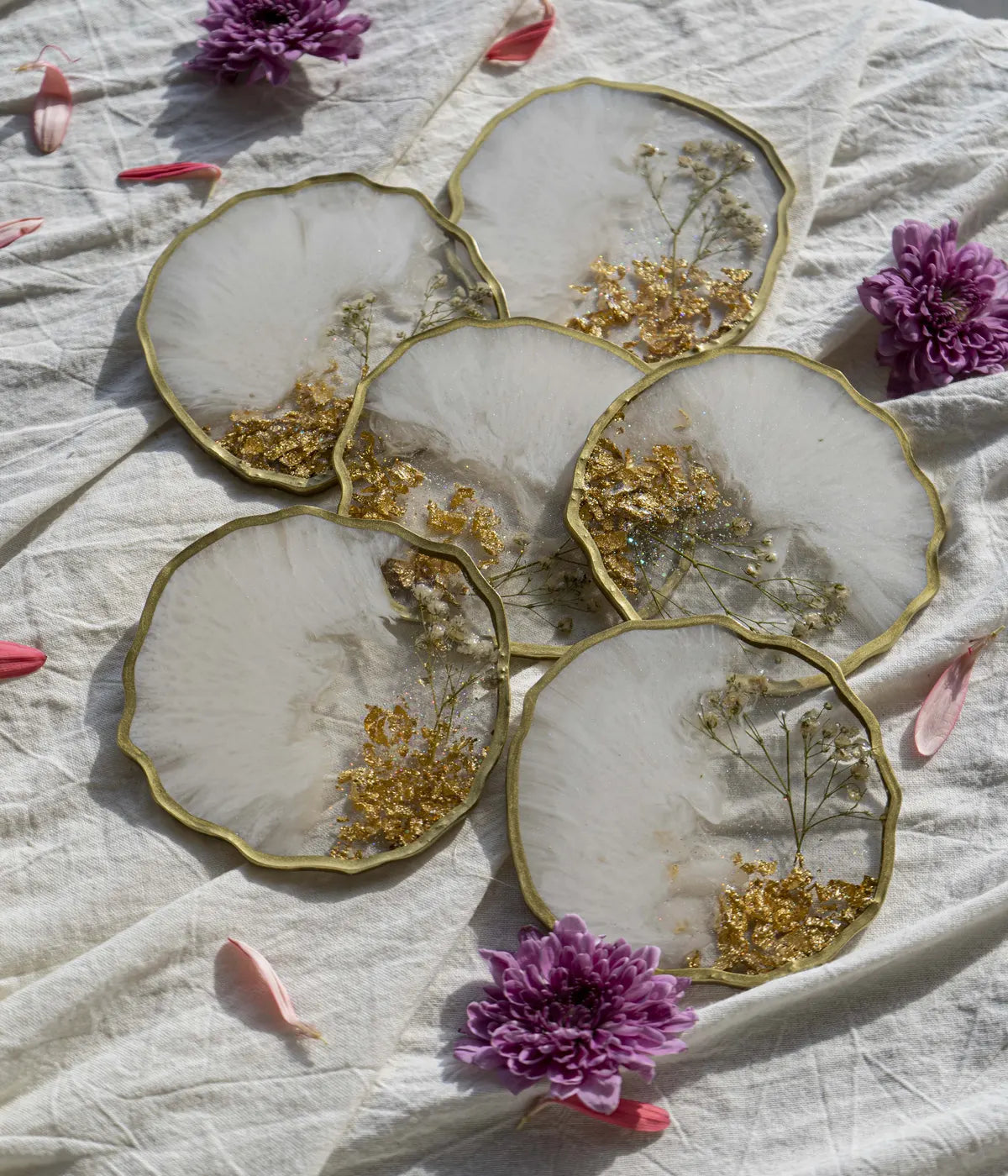 Portavasos White Blossom Gold en resina, hechos a mano por Dammar