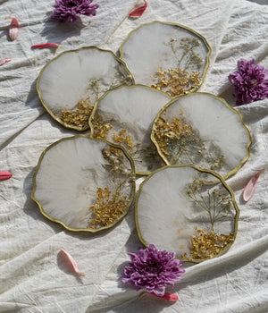 Portavasos White Blossom Gold en resina, hechos a mano por Dammar