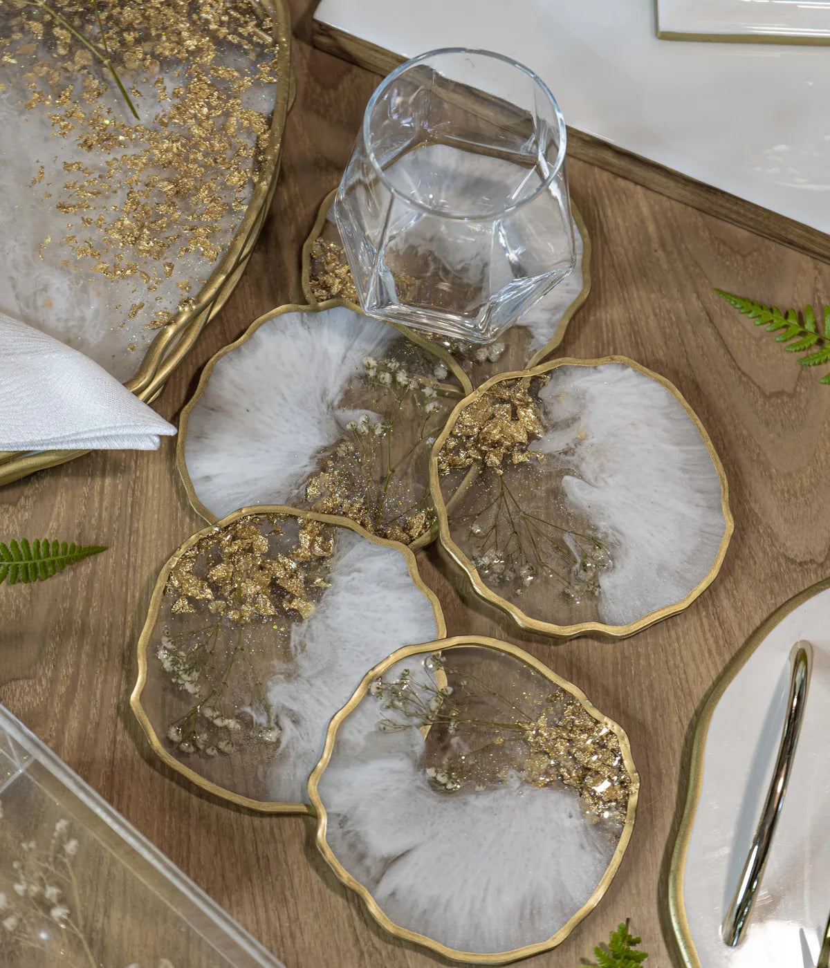 Portavasos White Blossom Gold en resina, hechos a mano por Dammar
