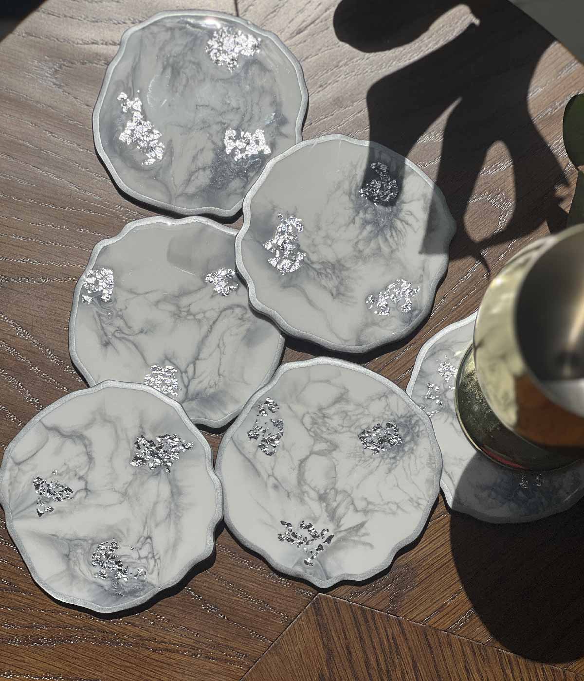 Portavasos Greta White Silver en resina, hechos a mano por Dammar